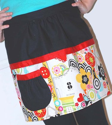 Kymy_retro_inspired_two_tone_apron_vertical