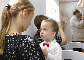 Mom_and_theo_looking_in_the_eyes_show