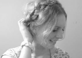 Me_smiling_to_the_side_grayscale_small_show