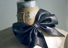 Leather_bow_show