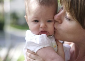 Mommy_kissing_amelia_show