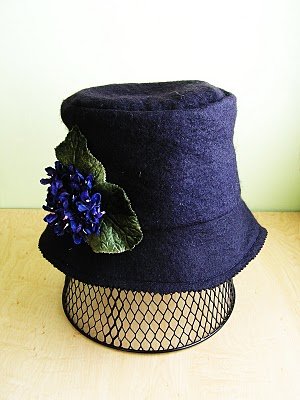 Black_wool_felt_cloche_with_cluster_of_purple_violets_01_large
