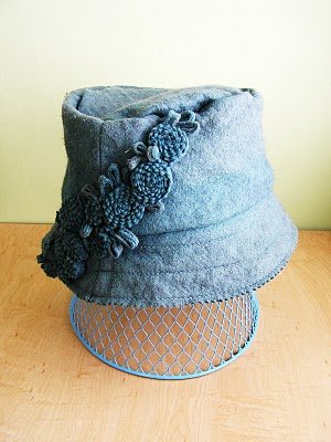 Blue_hat_with_felt_applique_01_large