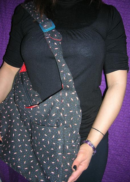 Model_with_seed_pod_purse_2__large