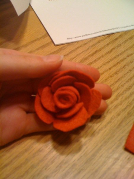 Red_felt_rose_large