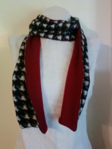 Scarf_houndstooth_peek_of_c_large