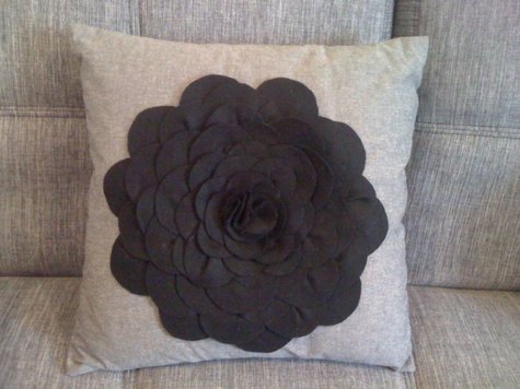 Black_felt_cushion_large