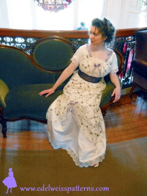 Edelweiss-patterns-lacy-gown-with-ribbons_large