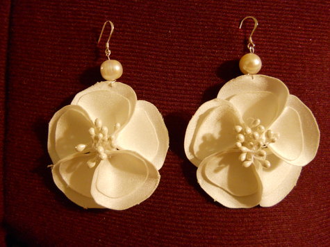 White_flower_earrings_large