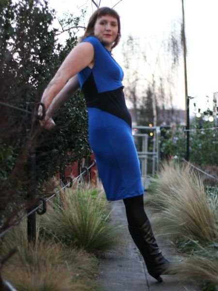 Blue_and_black_sheath_-_leaning_side_large