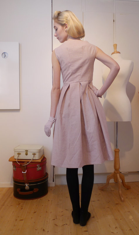 1950s summer dress with gloves