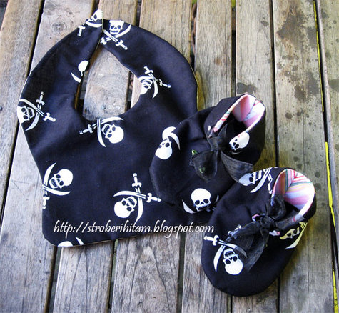 Babybib-pirate_large