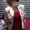 Detalle_vestido_rojo_y_chaqueta_flores_difu_grid