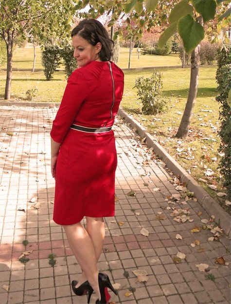Red_dress_back_large