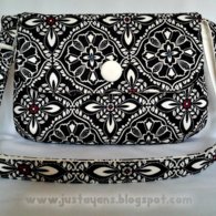 Sling_bag_in_barcelona_copy_listing