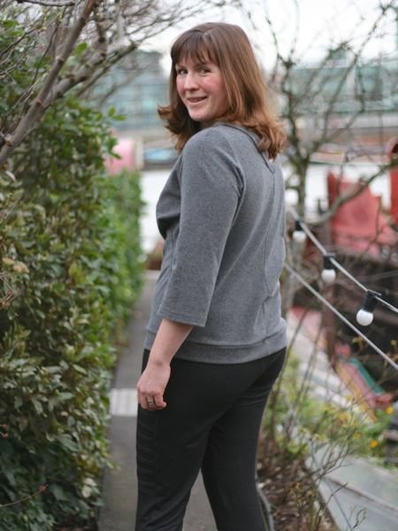 Grey_chic_sweatshirt_-_back_turning_large