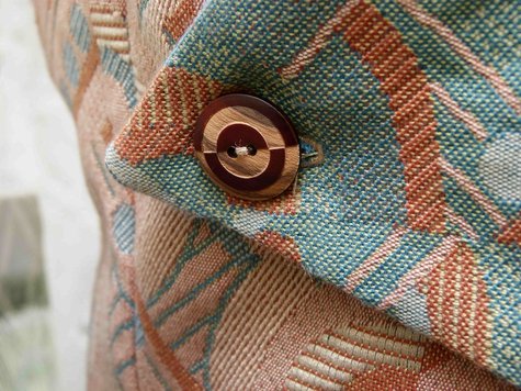 Gilet_constructiviste_futuriste_chez_louise_detail_bouton_large