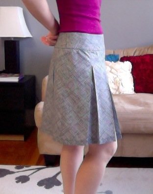 Black_and_white_pleated_skirt_-_butterick_5613_view_c_-_side_view_large