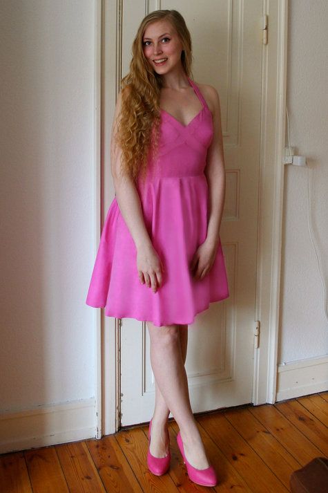 7__henriette_elsine_i_lyser_d_kjole_med_kryds_p_brystet1_large
