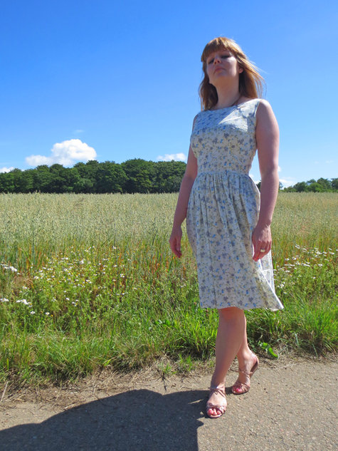 Stina_p_blommig_kl_nning_large