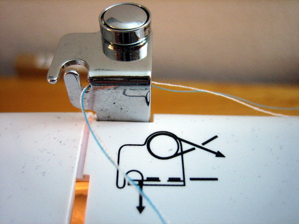 Twin_needle_thread_guide_large